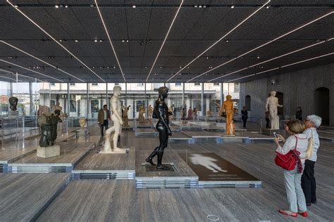 prada foundation beneficenza